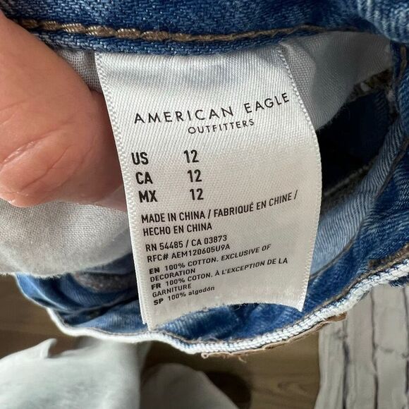 American Eagle Women's Distressed High Rise Mom Shorts Blue Size 12 - Picture 6 of 8